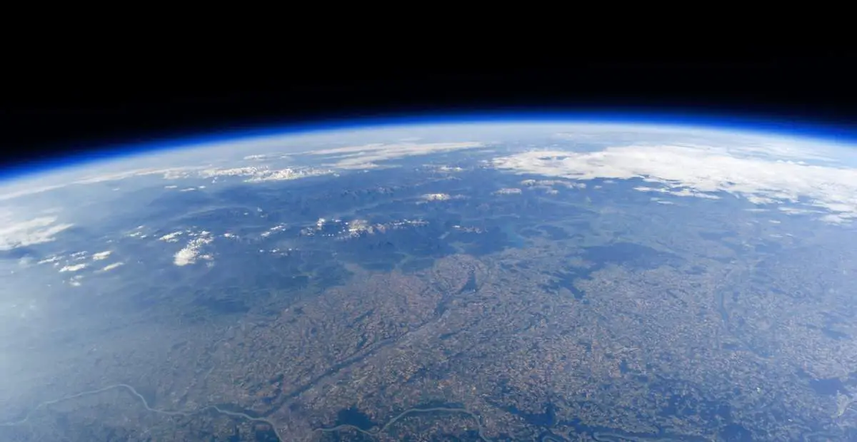 À quelle hauteur faut-il être pour voir la courbure de la Terre ? La Terre vue d'un ballon météo