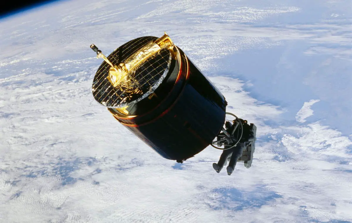 Capturing a satellite:, November 1984