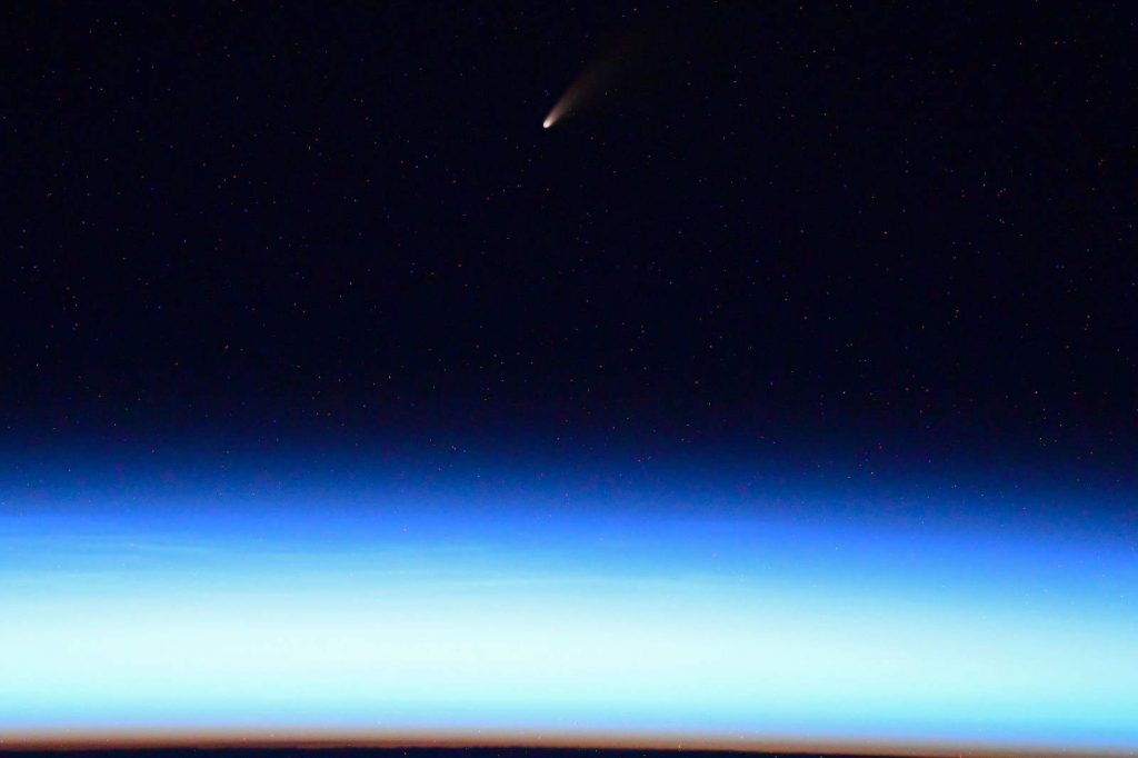 A spectacular comet photo by the Russian cosmonaut Ivan Vagner