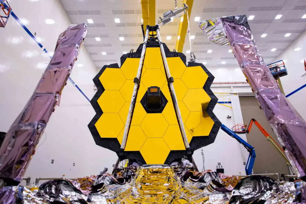 Launch payloads: James Webb Space Telescope under construction